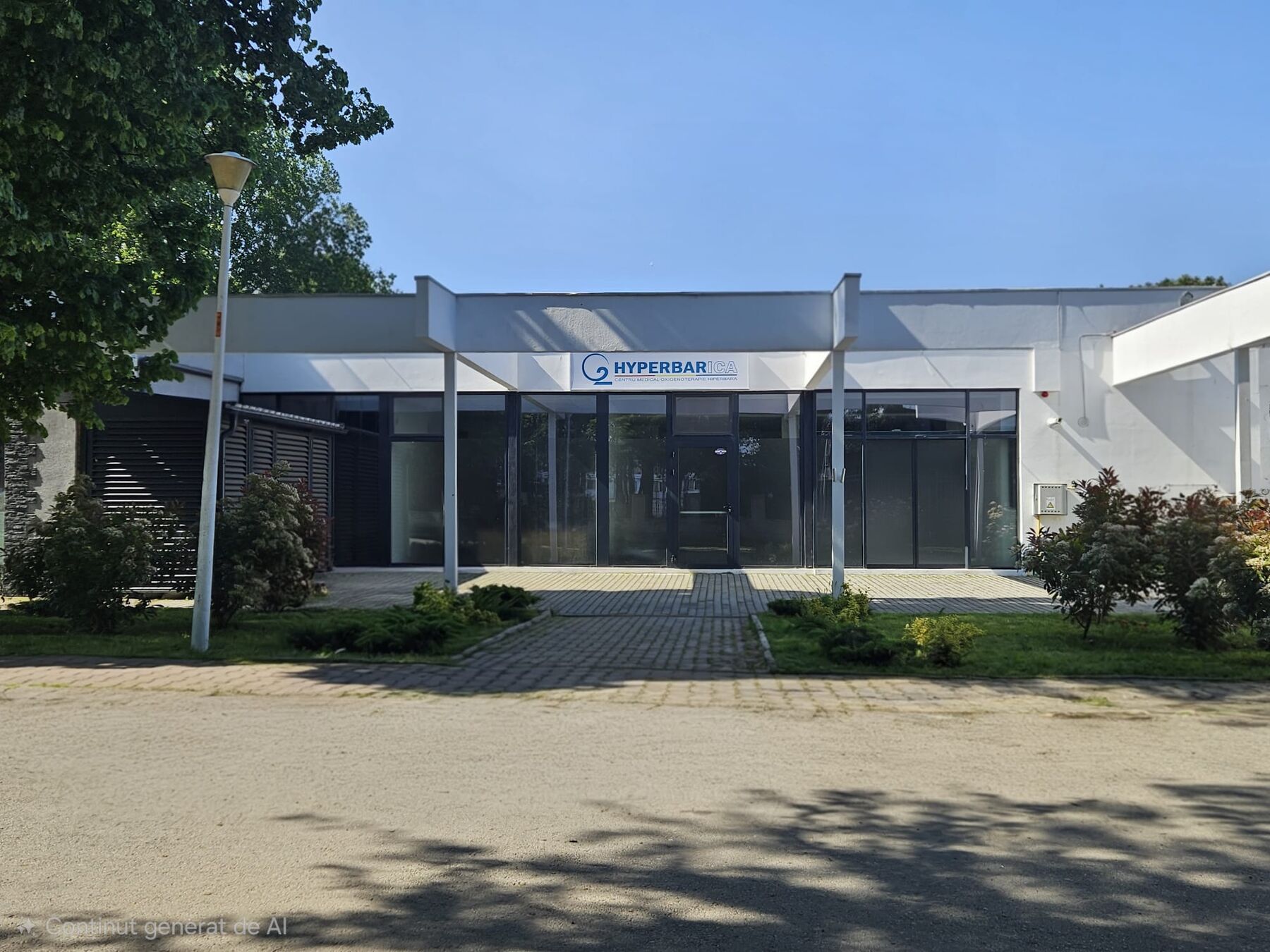 Clădirea Centrului Medical Hyperbarica văzută din curte