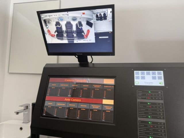 Ecranul de control al camerei principale și al entry lock-ului